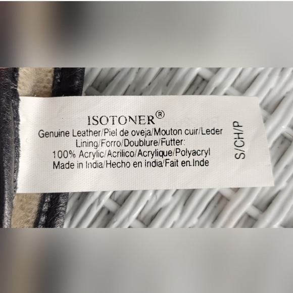 Isotoner Black Insulated Gloves with Textured Wristband - Picture 4 of 4